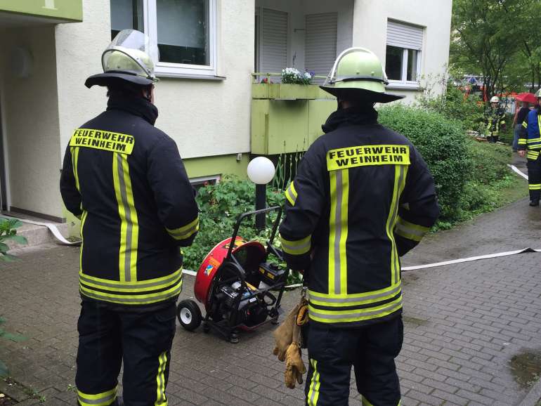 Einsatz des Lüfters vor dem Gebäude, um die Wohnung zu entrauchen (Foto: Florian Fath)