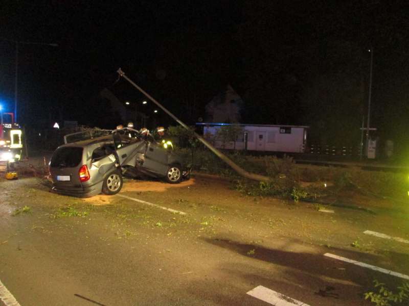 Der PKW prallte gegen einen Laternenmast (Foto: Feuerwehr Frankfurt am Main)