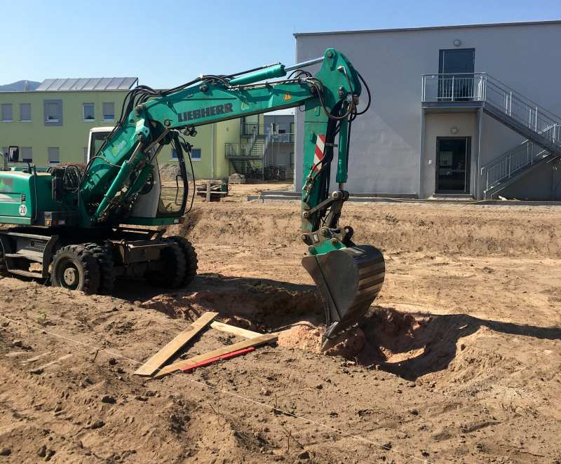 Blick auf die mit Sand abgedeckte Fliegerbombe auf dem Außengelände der Asylbewerberunterkunft Landwehrstraße (Foto: Stadtverwaltung Neustadt an der Weinstraße)