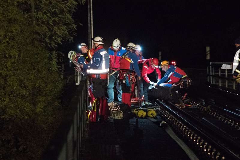 Einsatzkräfte auf der Brücke (Foto: Philipp Köhler, DRK-Kreisverband Bad Kreuznach)