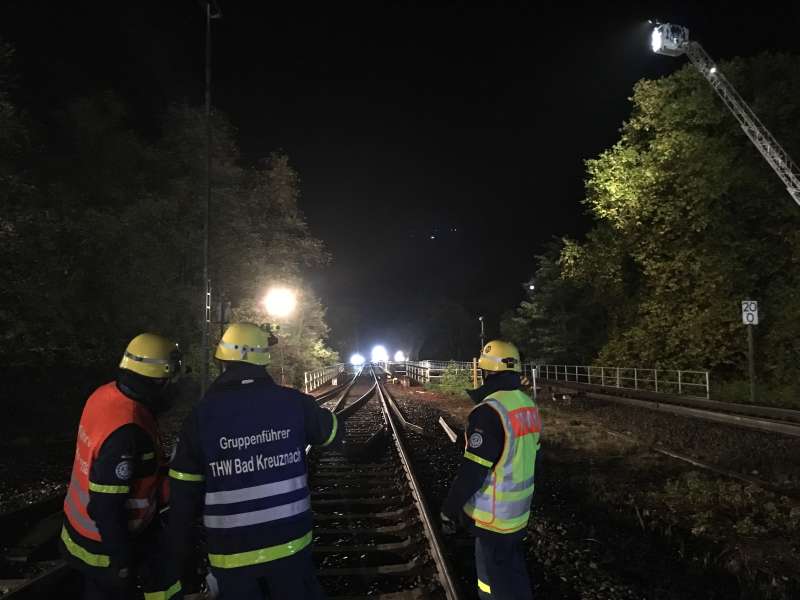 Kurze Lageeinweisung vor Beginn der Arbeiten (Foto: THW)