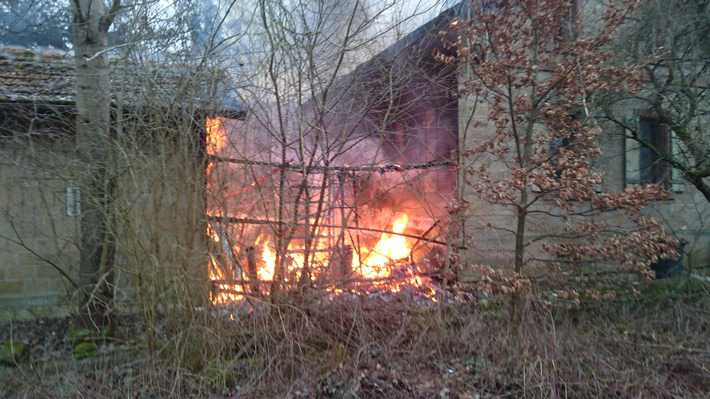 Flammen schlagen aus dem Gebäude