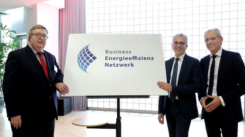 Hessens Wirtschaftsminister Tarek Al-Wazir (Mitte) mit Matthias Gräßle (links), Hauptgeschäftsführer der IHK Frankfurt, und Mainova-Vorstandsmitglied Norbert Breidenbach. (Foto: Mainova AG)