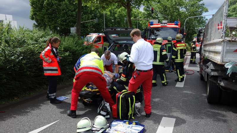 Feuerwehr im Einsatz - Eingeklemmte Beifahrerin wird gerettet