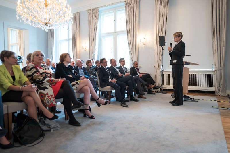 "Ein Abend für den Rechtsstaat: für das 'Forum Recht' in Karlsruhe" - Verfassungsrichterin Susanne Baer (r.) am 1. Juni in der Deutschen Parlamentarischen Gesellschaft in Berlin. (Foto: Initiativkreis Forum Recht/Maurice Weiss)