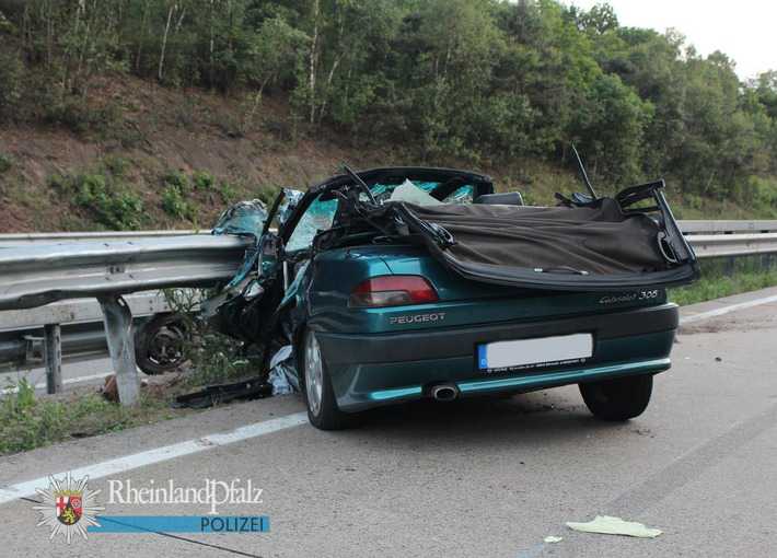 Der Peugeot krachte gegen die Mittelschutzplanken und wurde mit der Front darunter eingeklemmt.