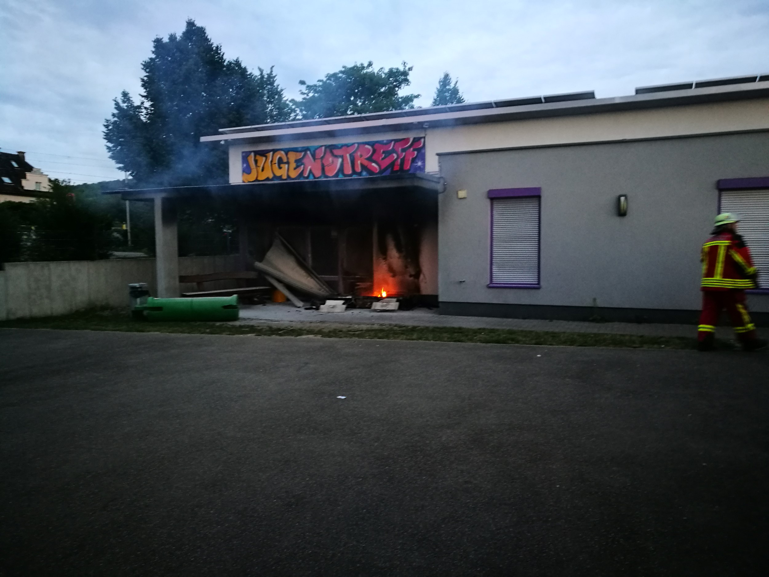 Brand im Außenbereich des Jugendtreffs Untergrombach