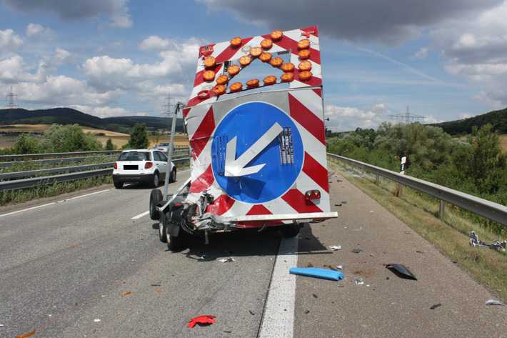 Aus Unachtsamkeit krachte der LKW-Fahrer in diese Baustellenabsicherung