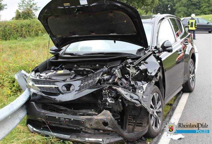 Beide Unfallfahrzeuge wurden so stark beschädigt, dass sie nicht mehr fahrbereit waren und abgeschleppt werden mussten.