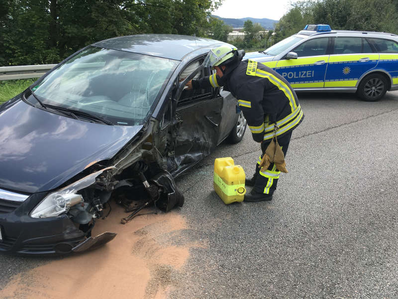 Der beschädigte PKW (Foto: Ralf Mittelbach)