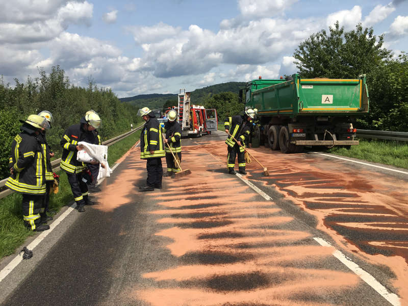 Die Straße musste von der Feuerwehr gereinigt werden (Foto: Ralf Mittelbach)