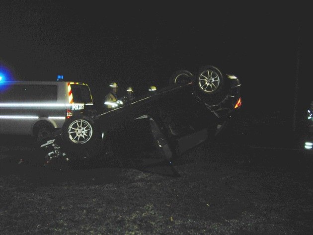 Gegen 6.45 Uhr krachte eine Autofahrerin am Dienstagmorgen gegen einen Baum in der Brandenburger Straße