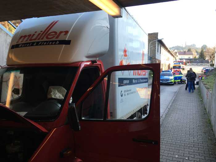 LKW koolidiert mit Unterführung am Suezkanal - Ralf Mittelbach - Feuerwehr Weinheim