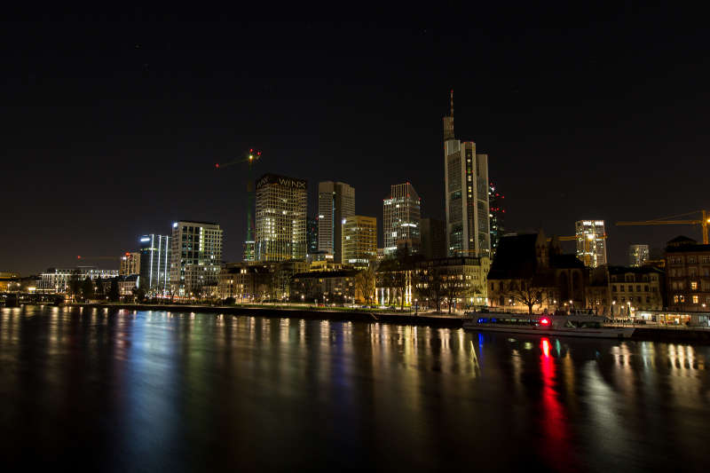 Earth Hour 2017, verdunkelte Skyline (Foto: Energiereferat Stadt Frankfurt/ Holger Menzel)