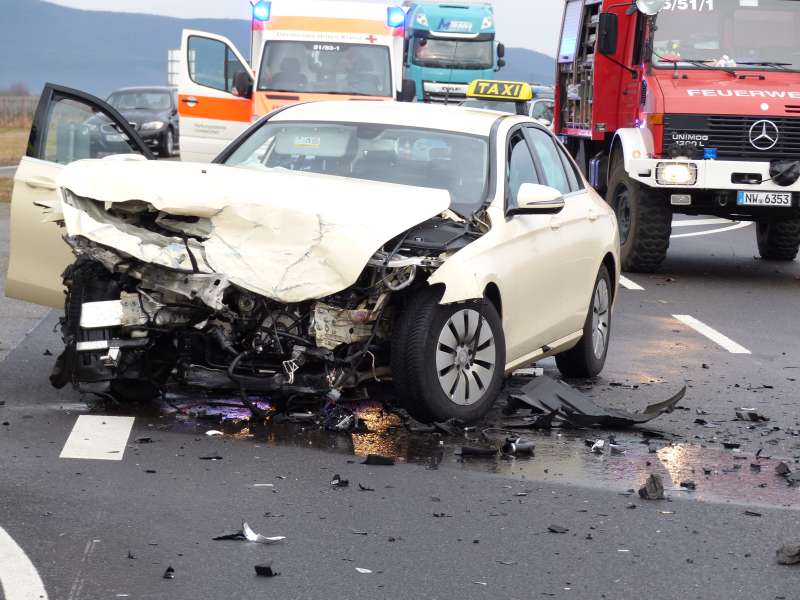 Das unfallbeteiligte Taxi (Foto: Feuerwehr Neustadt)