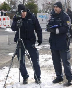 Trotz Schnee und Kälte - Beamte kontrollieren zur Sicherheit der Bürger