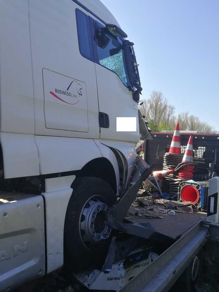 Weingarten LKW Unfall sorgt für langen Stau auf der A5 Metropolnews info