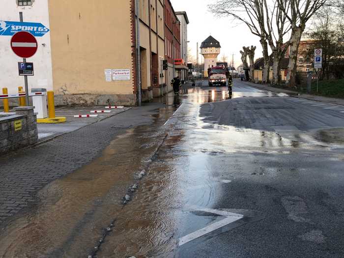 Einsatz in Weinheim für die Feuerwehr bei einem Wasserrohrbruch - Quelle: Feuerwehr Weinheim