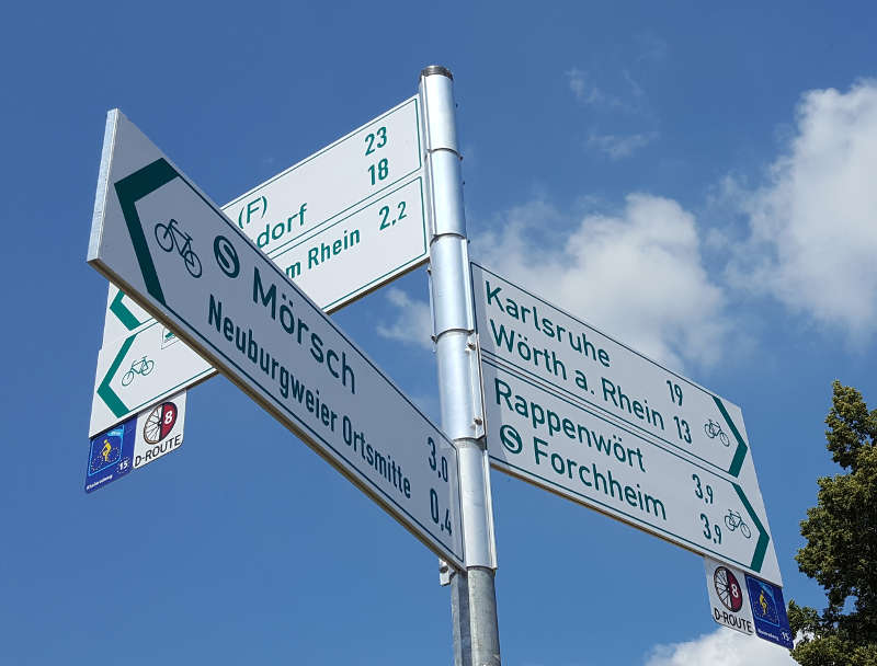 Mit der Beschilderung (Bild rechts) setzt der Landkreis Karlsruhe seine Radwegweisung um. (Foto: Stadt Rheinstetten)