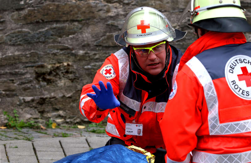 Alexander Belloff und Manuel Kramp versorgen nach einem Fahrradunfall die verletzte Radfahrerin. (Foto: Thomas Navratil / actionpics)