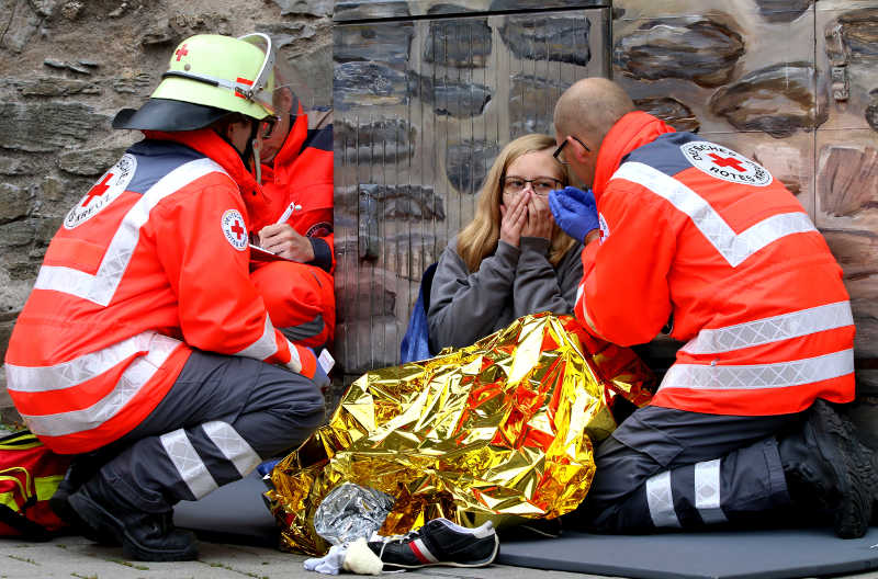 Notfallszenarium Massenpanik bei einer Großveranstaltung: Eine Teilnehme- rin hat sich den Fuß verletzt und hat Atemnot. Sie wird von den ehrenamtli- chen Sanitätern des DRK Darmstadt fachmännisch versorgt und betreut. (Foto: Thomas Navratil / actionpics)