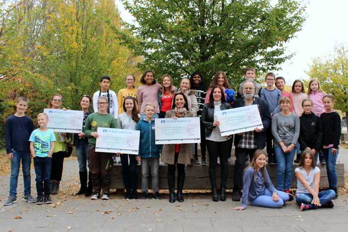 Freuten sich im fünften Spendenlaufjahr über die stolze Gesamtsumme in Höhe von 15.400 Euro (v.l.): Tanja Knittel vom Förderverein der Schule und Lehrerin Christine Riethmüller (links), Sarah Wisotzki vom Tierheim „Maria Höffner“, Beate Däuwel vom Kinderhospiz Sterntaler, Tanja Nau und Heinrich Braun vom Kinderschutzbund sowie die Schüler der Klasse 6c (Copyright: DKSB).