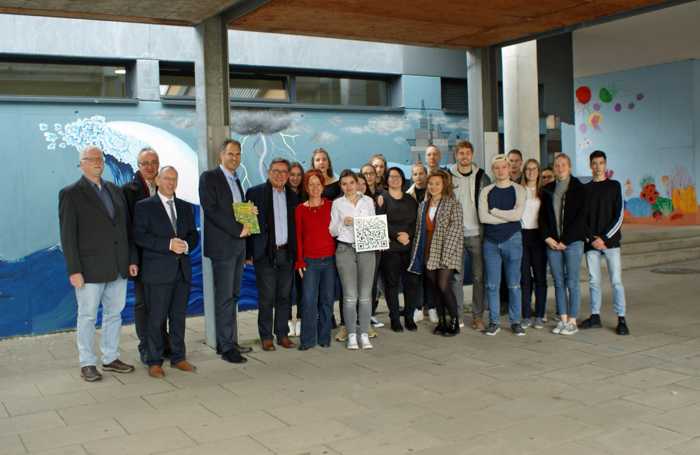 Stadtbürgermeister Ludwig Lintz, der Beigeordnete der Verbandsgemeinde Edenkoben Eberhard Frankmann, Schulleiter Ulrich Erfort, Landrat Dietmar Seefeldt, Kreisbeigeordneter Bernd E. Lauerbach und Susanne Wadle (v.l.n.r.) sowie der stellvertretende Schulleiter Michael Schacht (8.v.r.) mit den Schülerinnen und Schülern des Projekts „Wandgestaltung: Phänomen Wasser“.