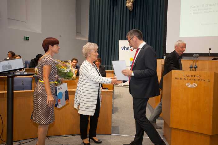 Landtagspräsident Hendrik Hering zeichnet Karin Schuster für ihr herausragendes Engagement aus.(Foto: Verband der Volkshochschulen von Rheinland-Pfalz e.V.)