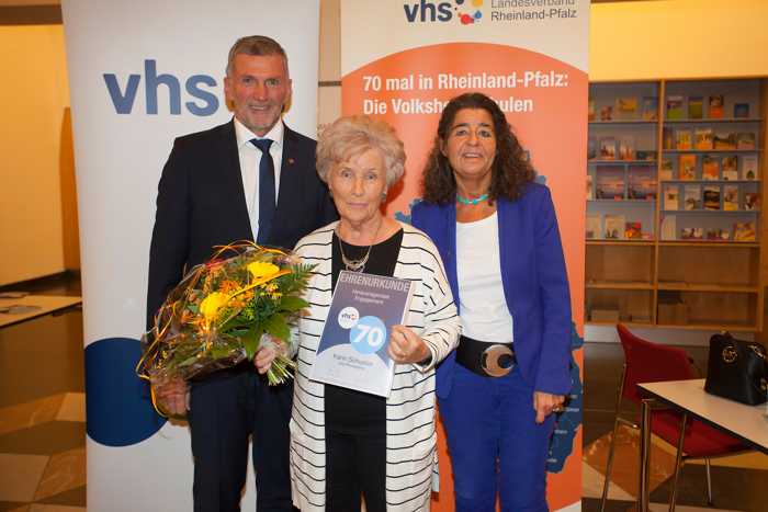 Karin Schuster zusammen mit Beigeordneten Jürgen Stilgenbauer und VHS-Leiterin Margit Nuss. (Foto: Verband der Volkshochschulen von Rheinland-Pfalz e.V.)