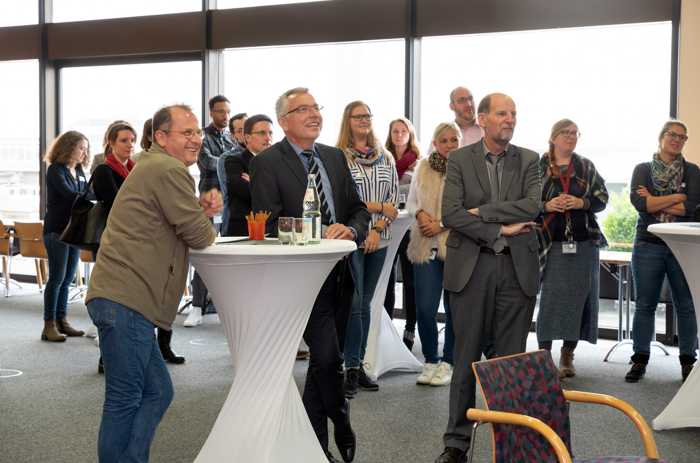 (Foto Landratsamt Rhein-Neckar-Kreis): Wissenswertes über die Kreisbehörde und Austausch mit den Neuen: Landrat Stefan Dallinger begrüßte am 28. November 2018 im Sitzungssaal 5. OG des Landratsamts Rhein-Neckar-Kreis in Heidelberg 60 Mitarbeiterinnen und Mitarbeiter, die innerhalb der vergangenen zwölf Monaten neu bei der Kreisbehörde eingestellt worden sind.