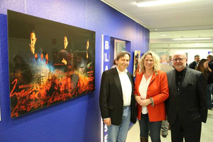 Die Fotos zeigen Künstler René Blättermann, Landrätin Bettina Dickes und Kreisbaudirektor Hans Bergs (v.l.).