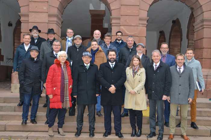 die Tagungsteilnehmer zusammen mit dem Geschäftsführenden Vorstandsmitglied Oberbürgermeisterin a.D. Gudrun Heute-Bluhm.