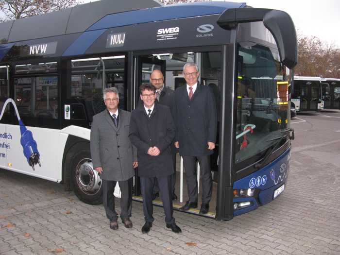 (v.r.n.l.): Gaben den Startschuss für die Erprobungsphase: Landrat Dr. Christoph Schnaudigel, Oberbürgermeister Johannes Arnold, KVV-Geschäftsführer Dr. Alexander Pischon, Geschäftsführer Nahverkehr Mittelbaden Walz Georg Gäßler.