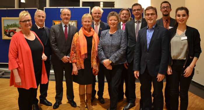 (v.l.n.r.): Landrätin Dorothea Schäfer feiert das 25-jährige Bestehen der Stiftung „Kultur im Landkreis“ Mainz-Bingen zusammen mit dem ehemaligen Stiftungsvorsitzenden Claus Schick, ­­­Vorstandsmitglied der Sparkasse Rhein-Nahe Andreas Peters, den Beiratsmitgliedern Petra Stüber, Prof. Dr. Peter Missal, Irene Hilgert, Horst Maurer, Thorsten Mühl und Leiter der Volkshochschule Bingen, René Nohr sowie seitens der Verwaltung Michael Roth und Laura Ermini. Foto: Kreisverwaltung Mainz-Bingen.