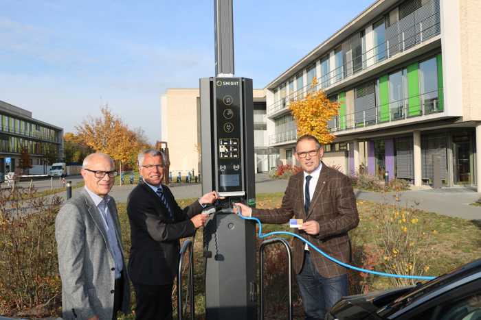 (Foto Landratsamt Rhein-Neckar-Kreis): Intelligente und multifunktonale Straßenlaterne lädt bis zu zwei E-Fahrzeuge: v.l.n.r.: Jürgen Obländer Betriebsleiter des Eigenbetriebs Bau und Vermögen Rhein-Neckar-Kreis, Landrat Stefan Dallinger und Willi Parstorfer Kommunalberater der EnBW eröffnen die Ladesäule an der Außenstelle des Landratsamts Rhein-Neckar-Kreis in Weinheim.