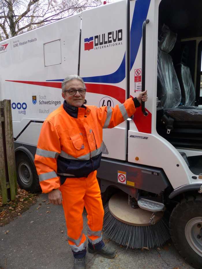 Bauhofmitarbeiter Mario Minadeo und seine neue Kehrmaschine: Gemeinsam im Einsatz für saubere Straßen in Schwetzingen. ( Foto: Stadt Schwetzingen)