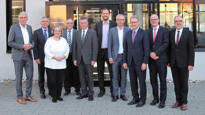 Die nordbadischen Landräte zusammen mit Regierungspräsidentin Kressl (3. von links), Bürgermeister Baar (4. von links) und Hauptgeschäftsführer Dr. von Komorowski (2. von rechts). Foto: Landratsamt