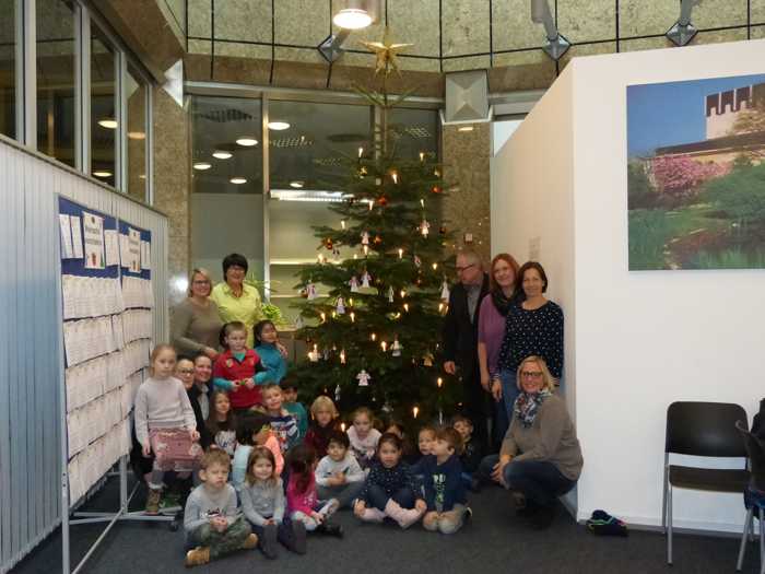 Oberbürgermeisterin Cornelia Petzold-Schick gemeinsam mit den Kindern des Kinderhauses St. Raphael Foto: PM