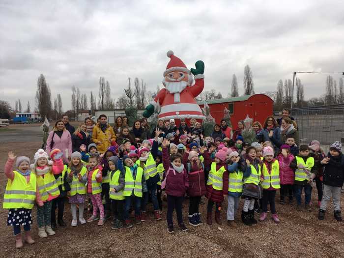Die Kinder und Erzieher der Kreuznacher Kitas freuen über die Weihnachtsbaumspende des Fortbetriebs Zimmermann.