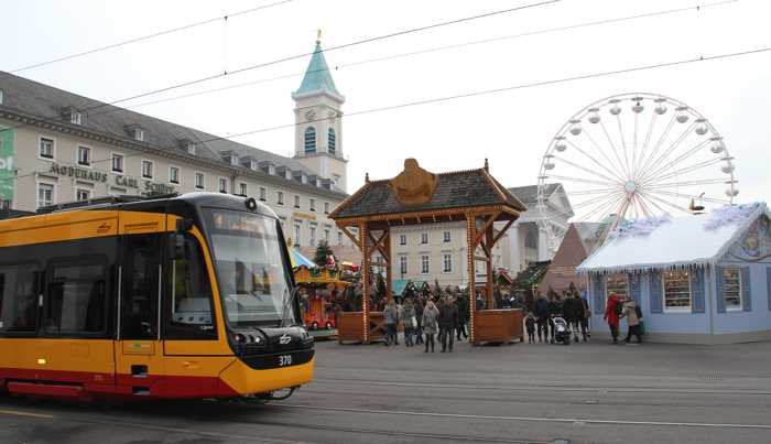 Weihnachtsmarkt unter dem Riesenrad: Kostenfrei und umweltfreundlich in die Karlsruher Innenstadt geht es an den vier Adventssamstagen mit dem Park&Ride-Angebot der Verkehrsbetriebe Karlsruhe (Foto: VBK).