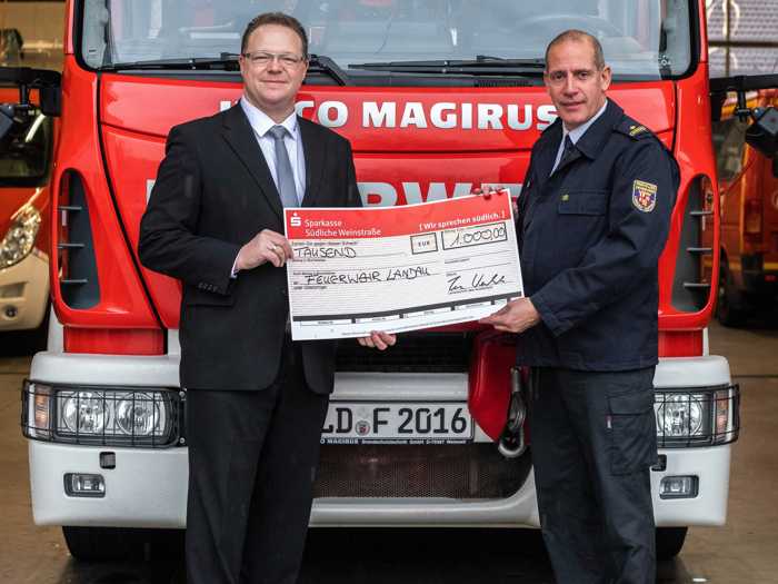 Dr. Thorsten Sögding (l.), Director Costumer Services beim Software-Unternehmen AUVESY, bei der Spendenübergabe an Stadtfeuerwehrinspekteur Dirk Hargesheimer. (Quelle: Freiwillige Feuerwehr Landau)