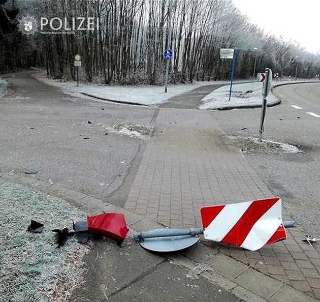 Der Pkw kam von der Fahrbahn ab, überfuhr den Grünstreifen und mähte zwei Verkehrszeichen um.