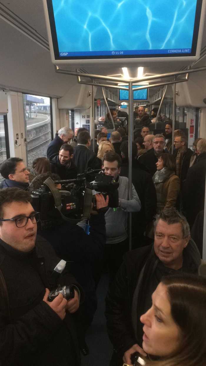 Großer Bahnhof in Ludwigshafen: Viele Interessierte nahmen an der Pendelfahrt nach Mannheim teil. (Quelle: Kreisverwaltung)