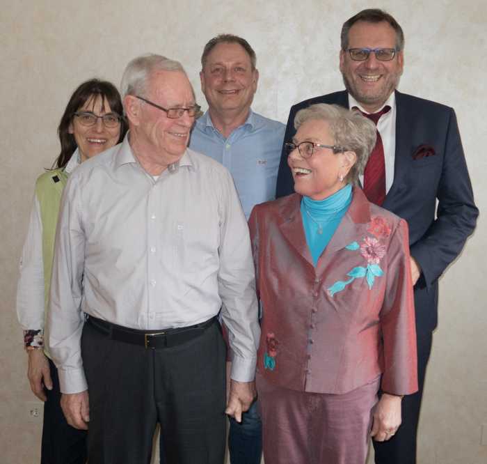 Tochter und Sohn sowie Oberbürgermeister Thomas Feser (hinten, rechts) gratulie- ren dem „Diamant-Paar". Foto: Stadt Bingen