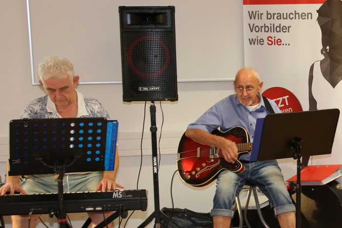 Archivbild DRK Musikerduo Das Musikerduo Walter Gritz und Gerhard Kriegisch sorgen für die musikalische Untermalung der Musiknachmittage. Hier sind die beiden beim Tag der Begegnung in Aktion zu sehen. Text: Timo Bunscheit | DRK Bilder: Timo Bunscheit | DRK