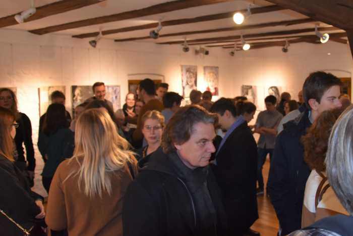 Gut besucht: Die Vernissage im Frank-Loebschen Haus lockte zahlreiche interessierte Besucherinnen und Besucher an. (Quelle: Stadt Landau in der Pfalz)