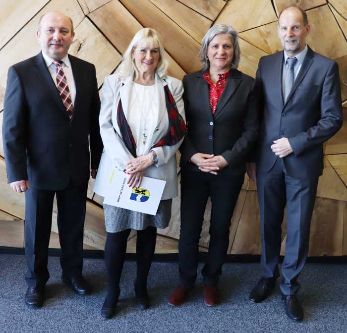 Personalrat Joachim Geiss (l.) und Landrat-Stellvertreter Joachim Bauer (r.) verabschiedeten Renate Moderer (wohnhaft in Angelbachtal, zuletzt beim Amt für Landwirtschaft und Naturschutz beschäftigt) sowie Marinela Indus (Mannheim/Amt für Gewerbeaufsicht und Umweltschutz) in den verdienten Ruhestand.