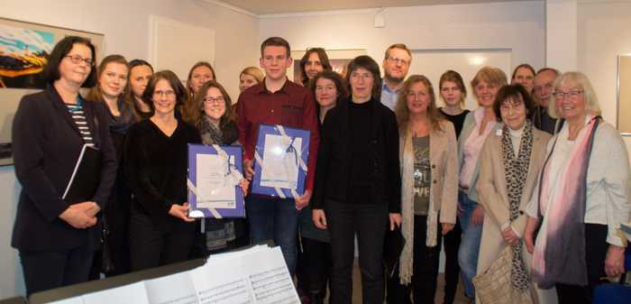 Oberbürgermeister Thomas Feser mit den Preisträgern, den Ehrenbürgerinnen und der Jury. Foto: Stadt Bingen