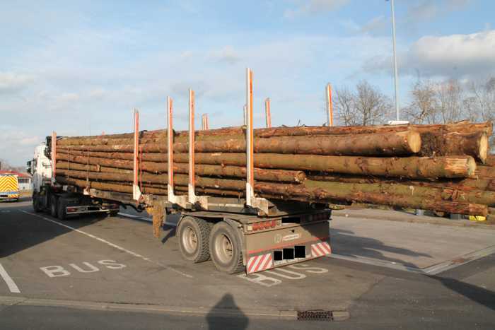 Langholztransporter erheblich ueberladen
