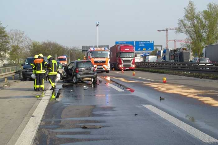 A661 - Verkehrsunfall mit LKW Beteiligung © Feuerwehr Frankfurt am Main